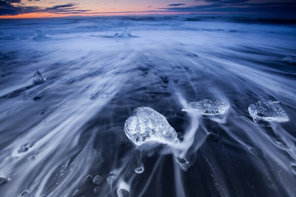 An unusual phenomenon on the surface of the sea