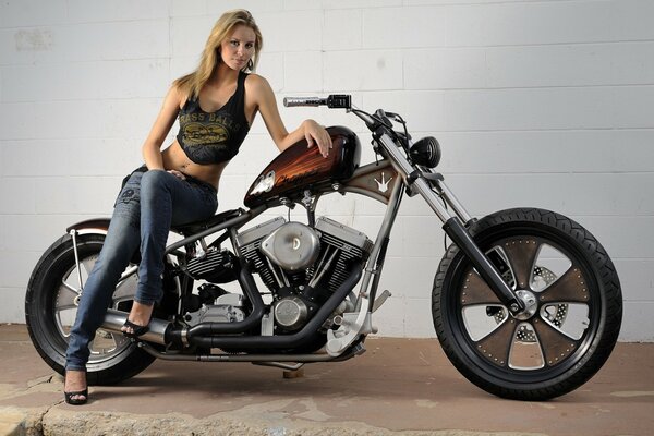 Ragazza in moto Harley Davidson