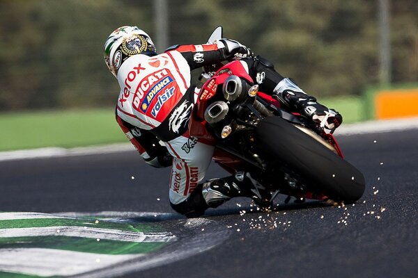 Motociclista professionista alla prossima gara