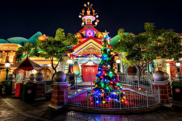 Albero di Natale festivo con palle e ghirlanda