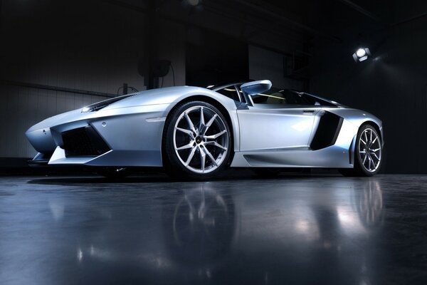 Lamborghini купе машинасы іске қосылмаған