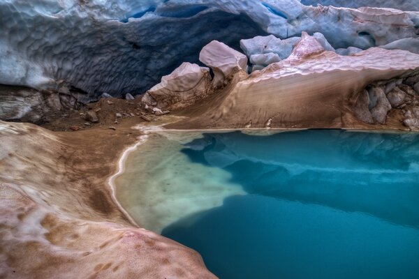 Hermosa laguna azul y gruta