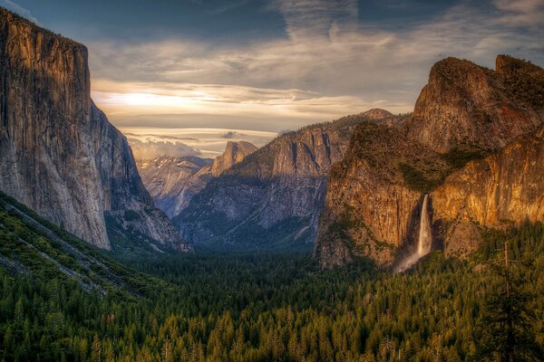 Canyon e floresta, céu infinito e natureza magnífica