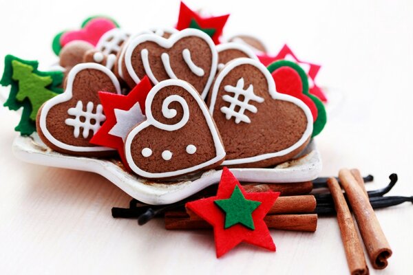 Gingerbread on a platter decorated with cinnamon