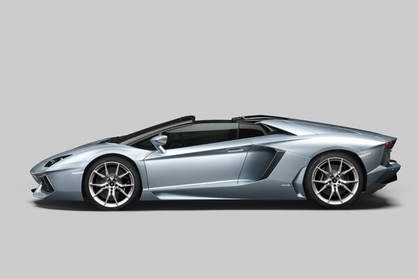 Автомобиль Lamborghini с красивыми колёсами