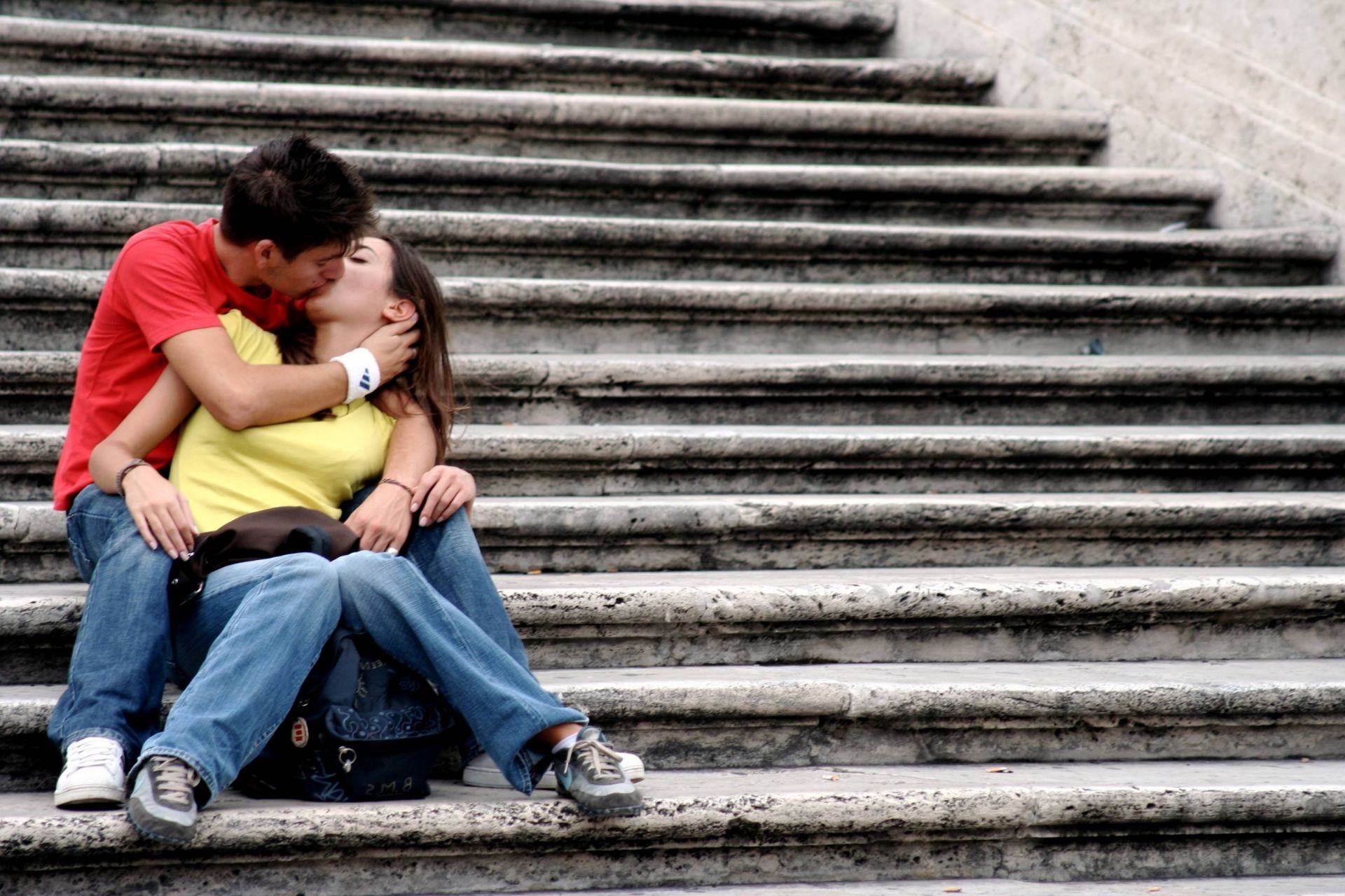 paare in der liebe kind mann im freien erwachsener sitzen bank schritt