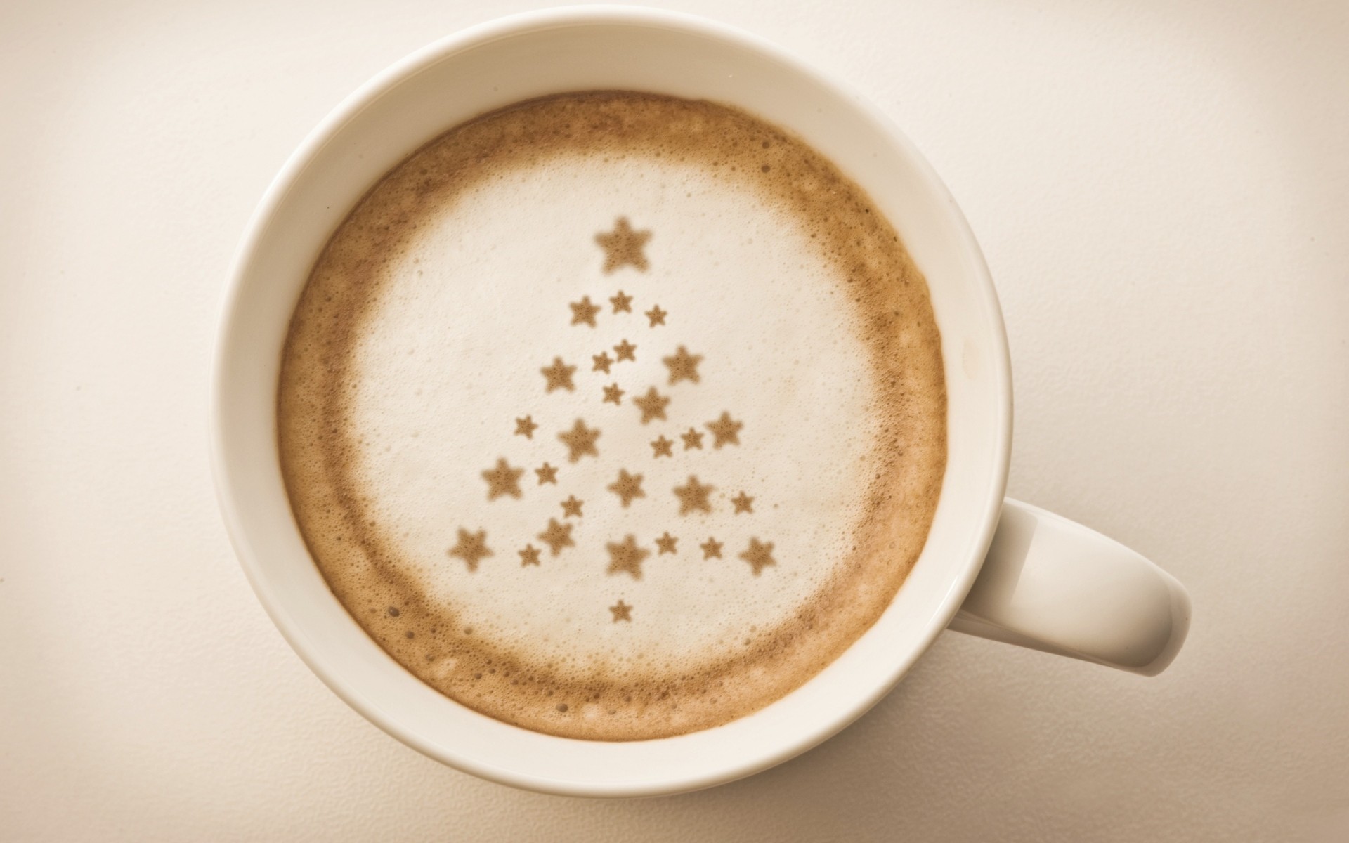 navidad café taza espresso amanecer beber capuchino cafeína taza espuma caliente porcelana platillo desayuno comida vajilla naturaleza muerta mocha cerámica leche estrellas vacaciones divertido