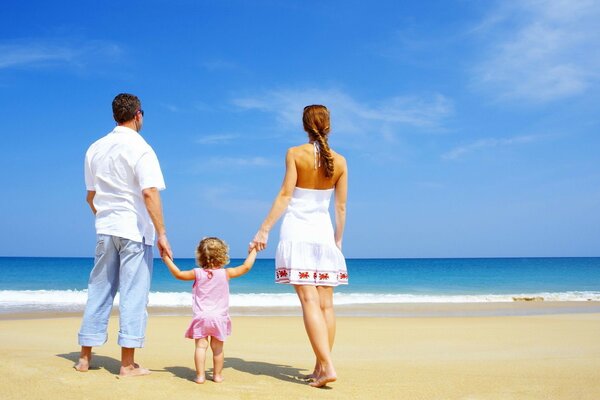 Família com criança na praia