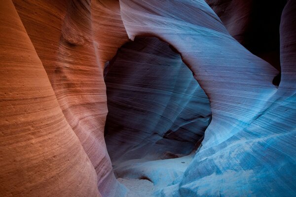 Gestreifte Schlucht in den USA. Rot-blaue Steinstruktur