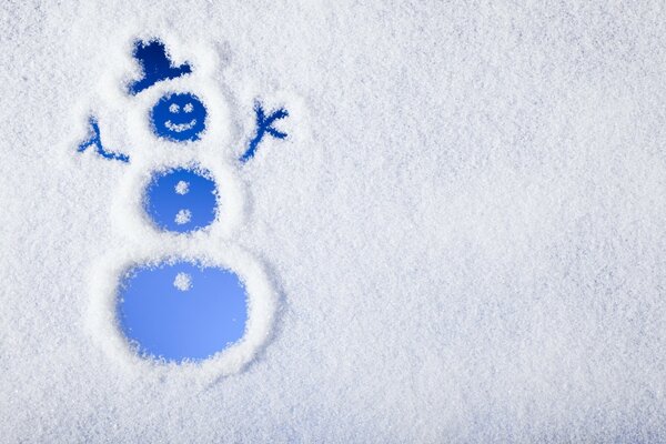 Ein Schneemann mit Hut auf den Schnee gemalt