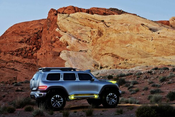 Amerikanischer Jeep in der Wüste vor dem Hintergrund der Felsen