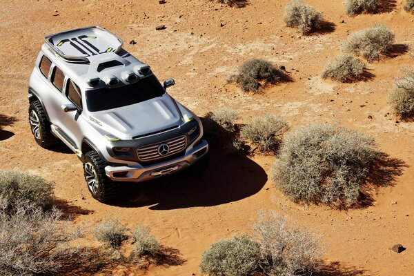 SUV grigio nel deserto