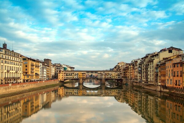 Italienische Stadt am Fluss tagsüber