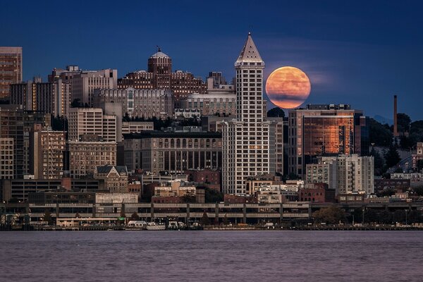 Luna en la ciudad nocturna de Estados Unidos