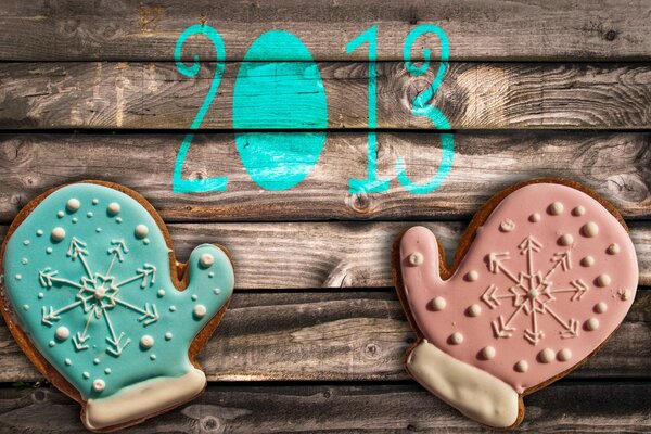 Weihnachtsstimmung. Lebkuchen in Form von Handschuhen auf einem schönen Hintergrund