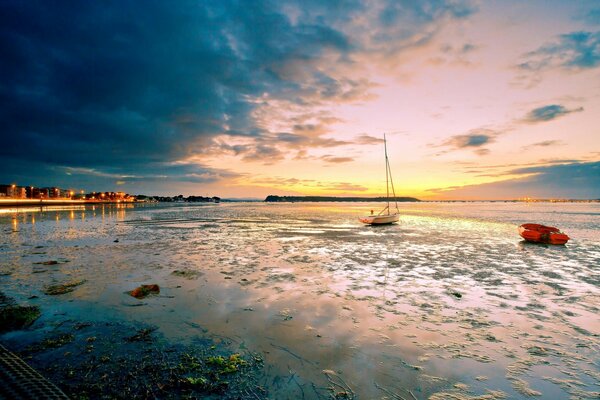 Mer et sable au coucher du soleil