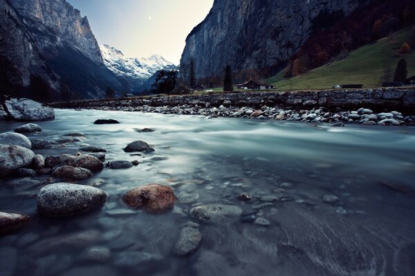 Die Reise nach dem Ufer des Bergflusses