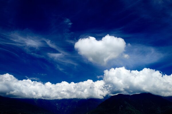 Cielo blu sopra le montagne con cumuli