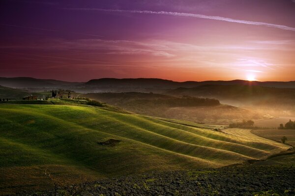 Tramonto in cima alle verdi colline