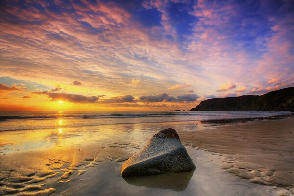 Atardecer sobre la superficie del agua