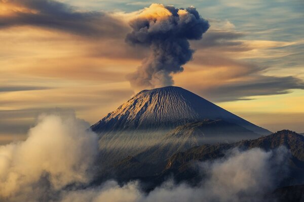 Erupción volcánica en el fondo de la puesta del sol