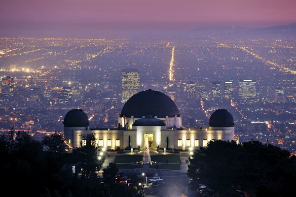 Vista de la ciudad desde arriba por la noche, casa privada