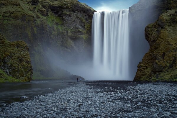 Schöner natürlicher Wasserfall