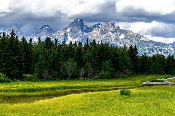 Schöne Landschaft der schneebedeckten Berge