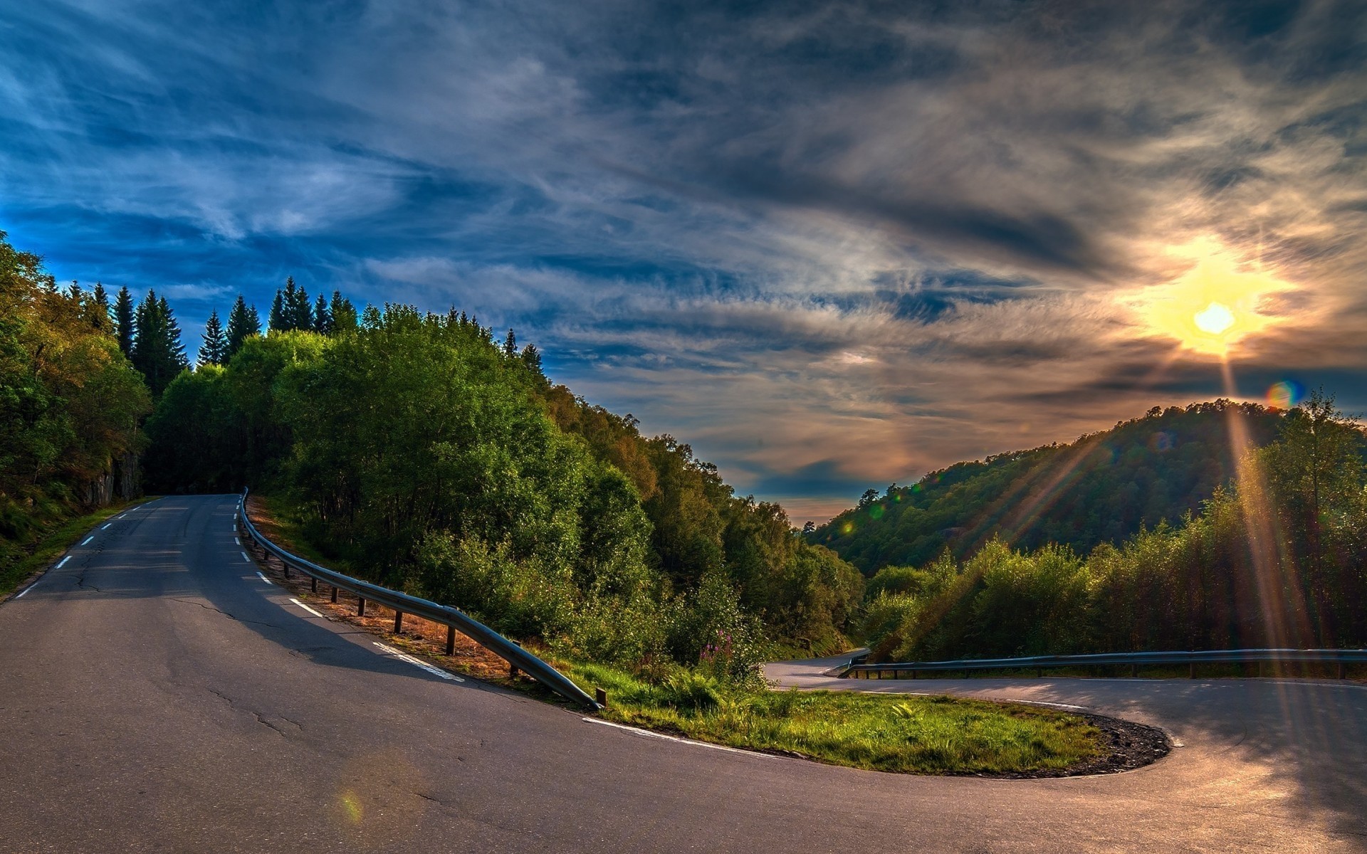 paisaje viajes carretera paisaje naturaleza cielo agua puesta de sol árbol al aire libre montañas amanecer verano asfalto carretera noche camino soleado carreteras fondo fores cielo nubes