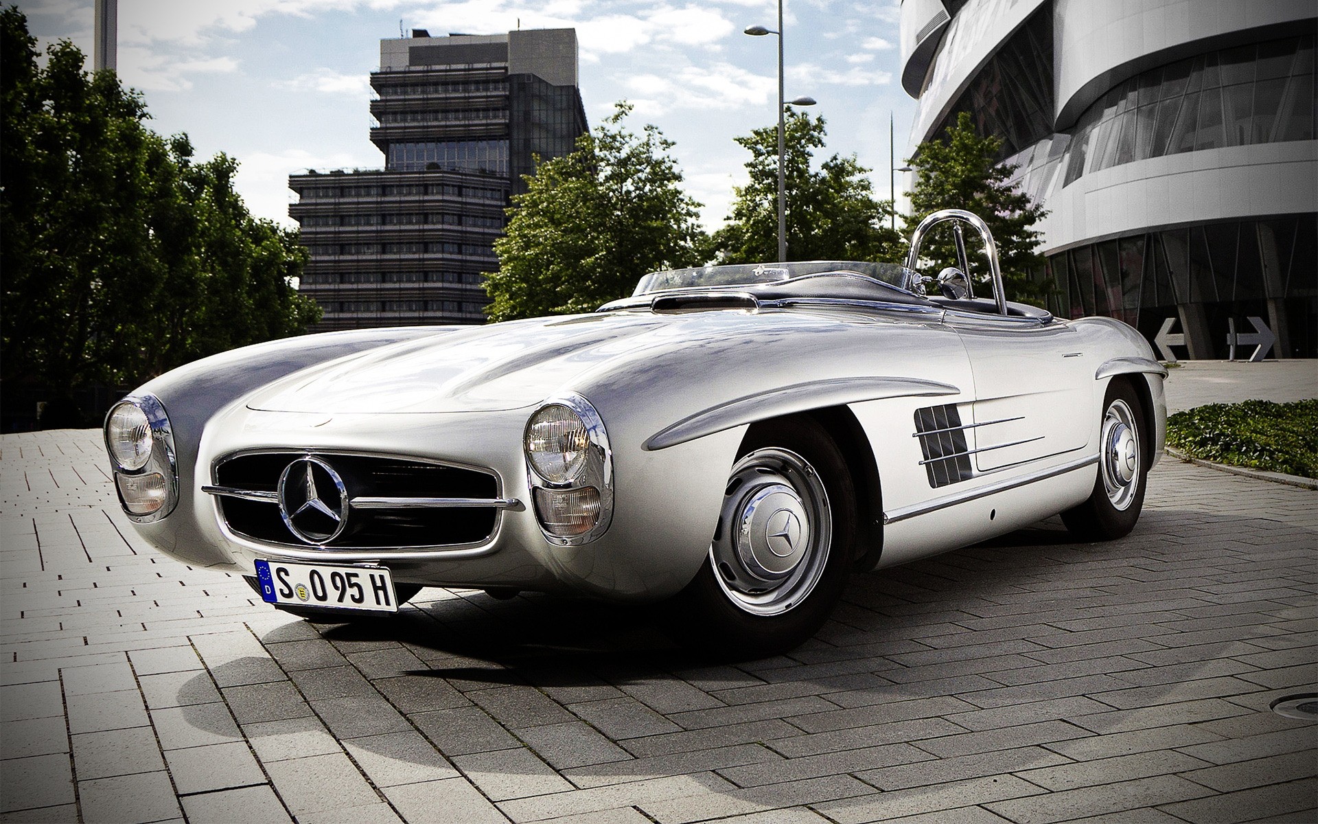 classic / old cars auto fahrzeug transportsystem klassisch räder automobil antrieb coupe schnell ausstellung luxus motorhaube bürgersteig mercedes-benz sls mercedes sls