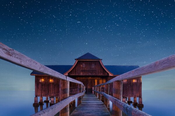 Céu estrelado e bela paisagem ao lado do oceano