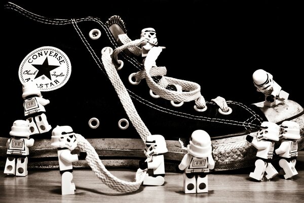 Elaborazione fotografica, miniatura con scarpe Converse