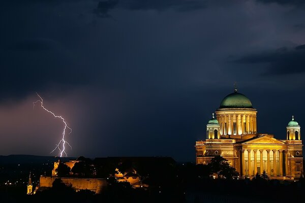 A bright lightning bolt in the gray sky