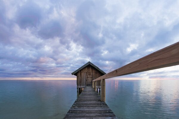 Der Weg zum Haus von oben am Meer