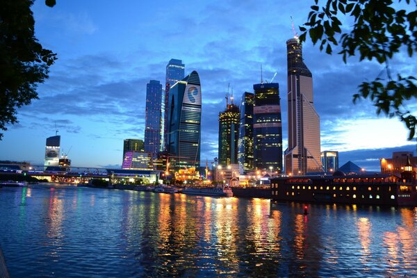 Moskau River und Moskau City am Abend