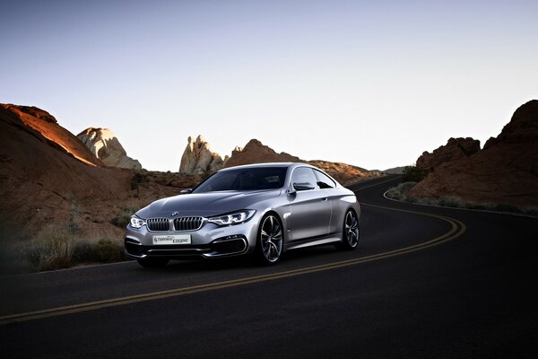 Carro-conceito da BMW no fundo das rochas