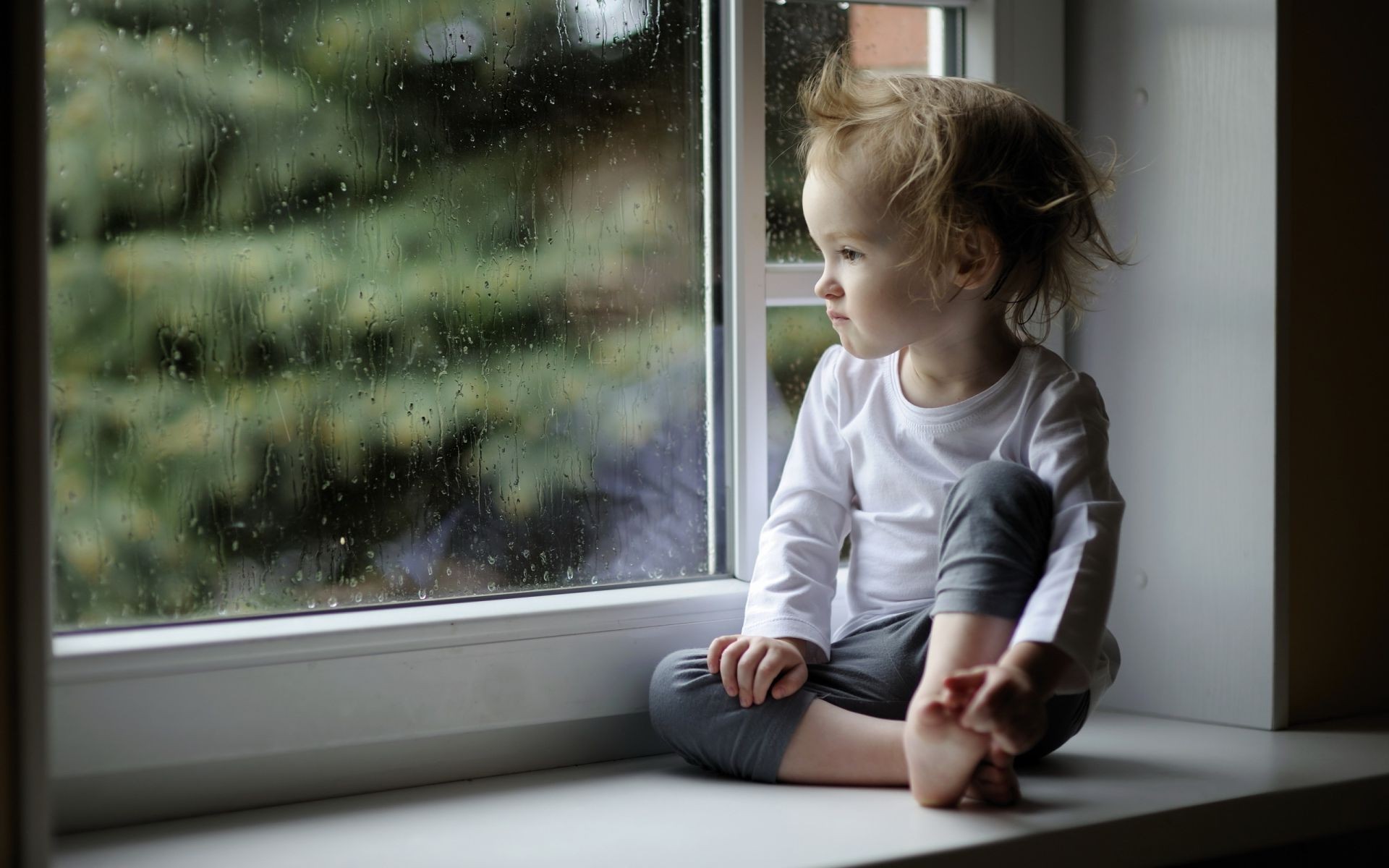 bambini finestra bambino al coperto ragazza da solo ritratto adulto espressione facciale vista laterale donna camera