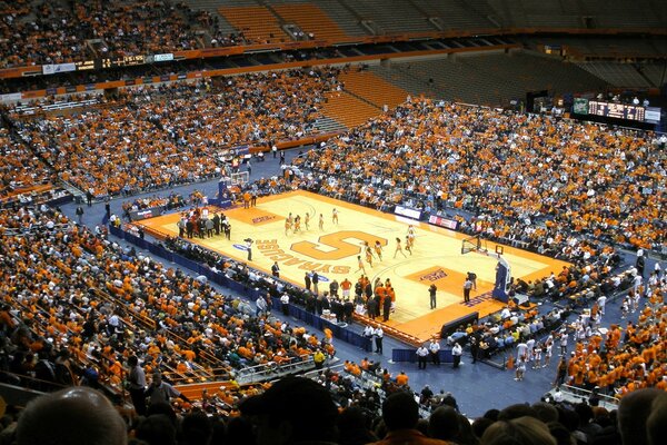 Basketballspiel im vollen Stadion