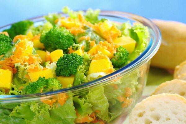 Salada de brócolis e queijo