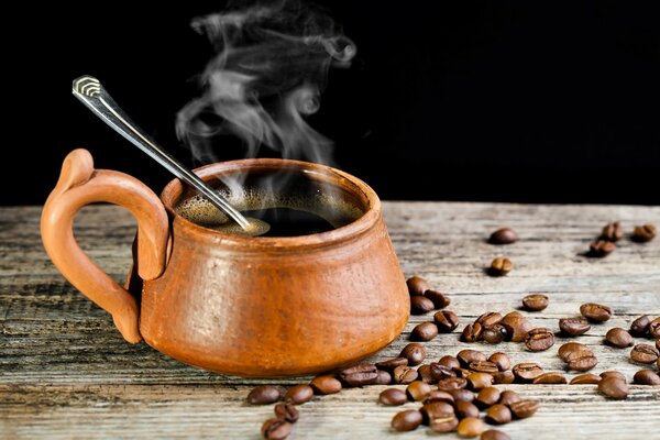 Bebida caliente en una olla de barro