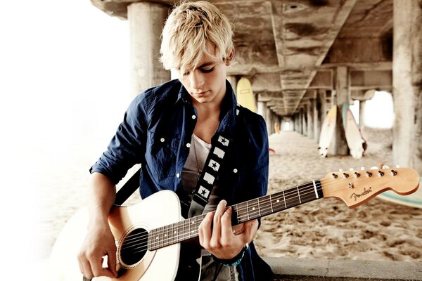 Musicien guitariste sur les ruines