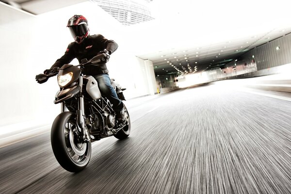 Motociclista, velocità, tunnel con illuminazione