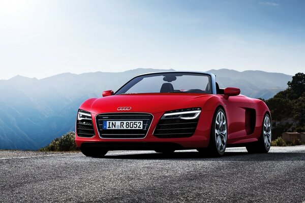 Audi Cabriolet sullo sfondo delle montagne