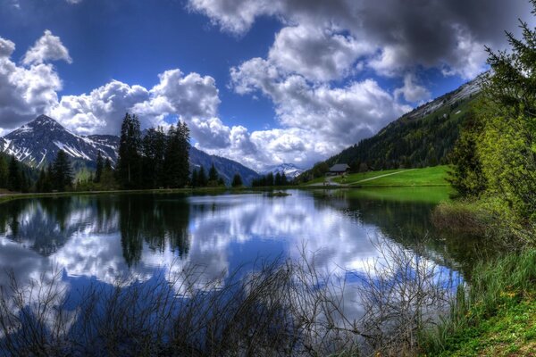 Lago espelho refletindo nuvens brancas