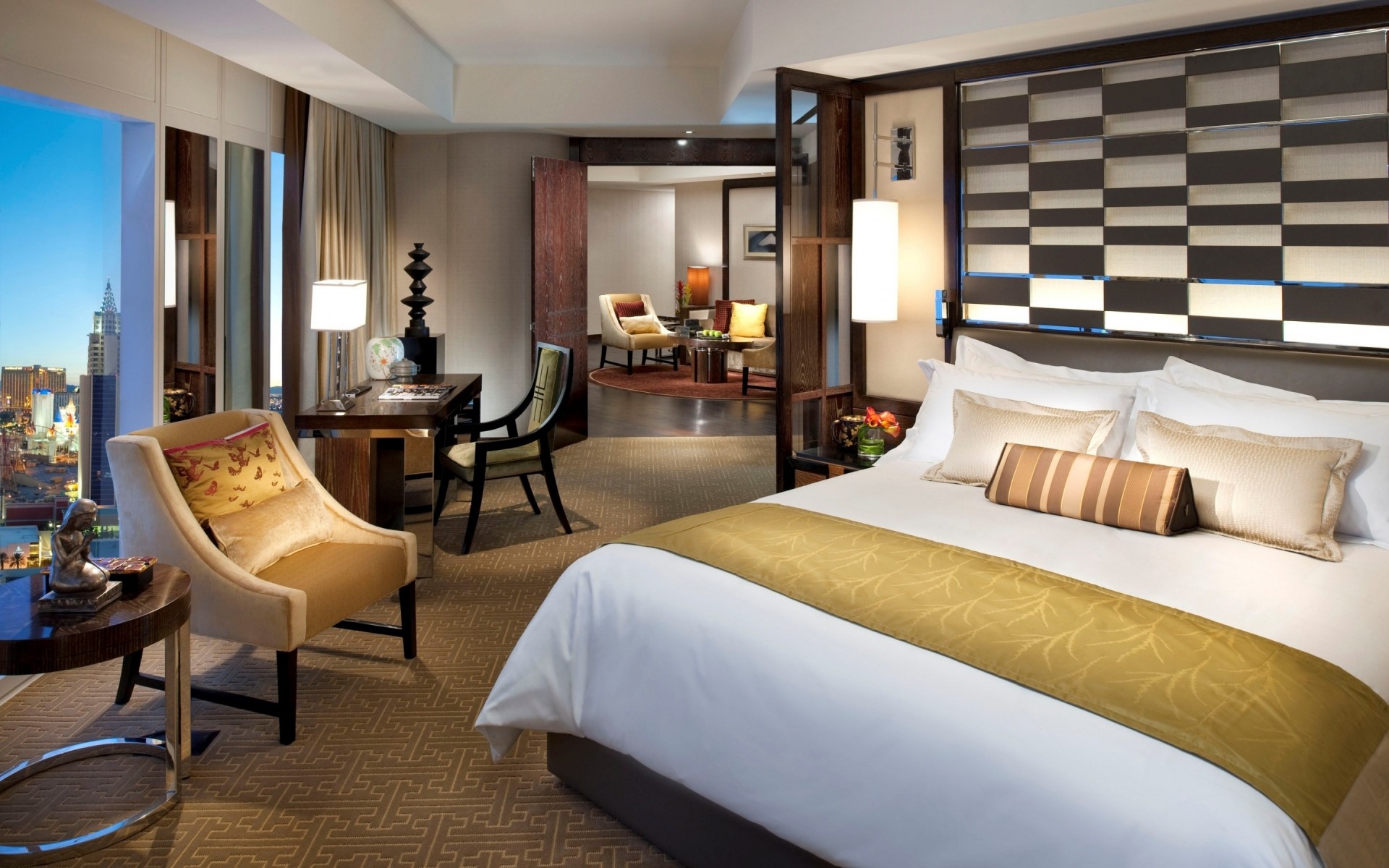 мебель спальня номер кровать в помещении лампа современные роскошные подушка дизайн интерьера таблица отель ковер квартира окна жилого стул семья пол дома кресло стулья