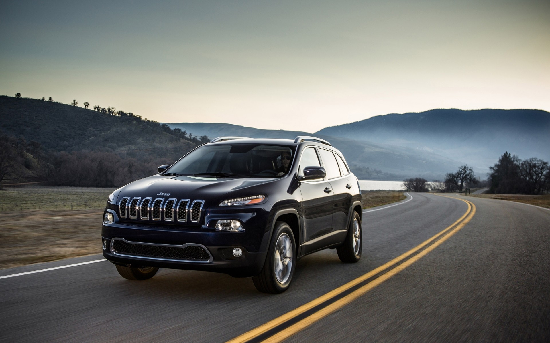 jeep auto auto transportsystem asphalt straße schwarz beeilen sie sich fahren automobil bürgersteig schnell reisen räder jeep cherokee