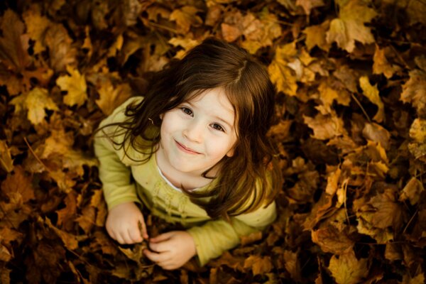 Enfants fille feuilles automne