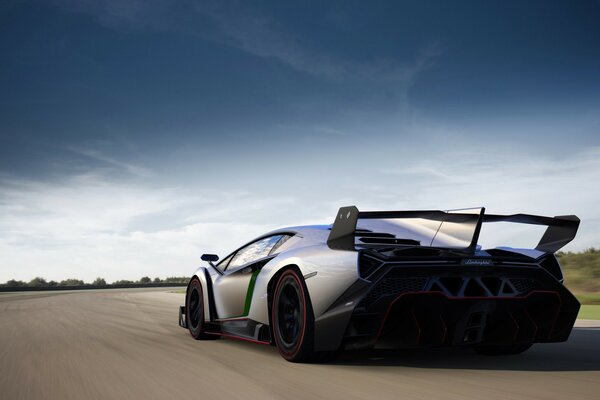 El coche Lamborghini corre por la carretera