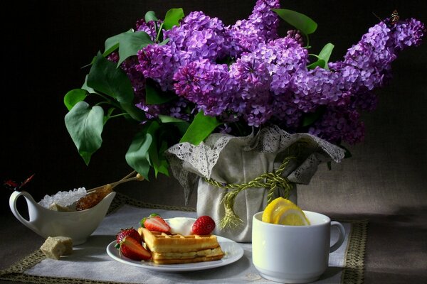 Nature morte appétissante avec des fleurs de lilas et du thé