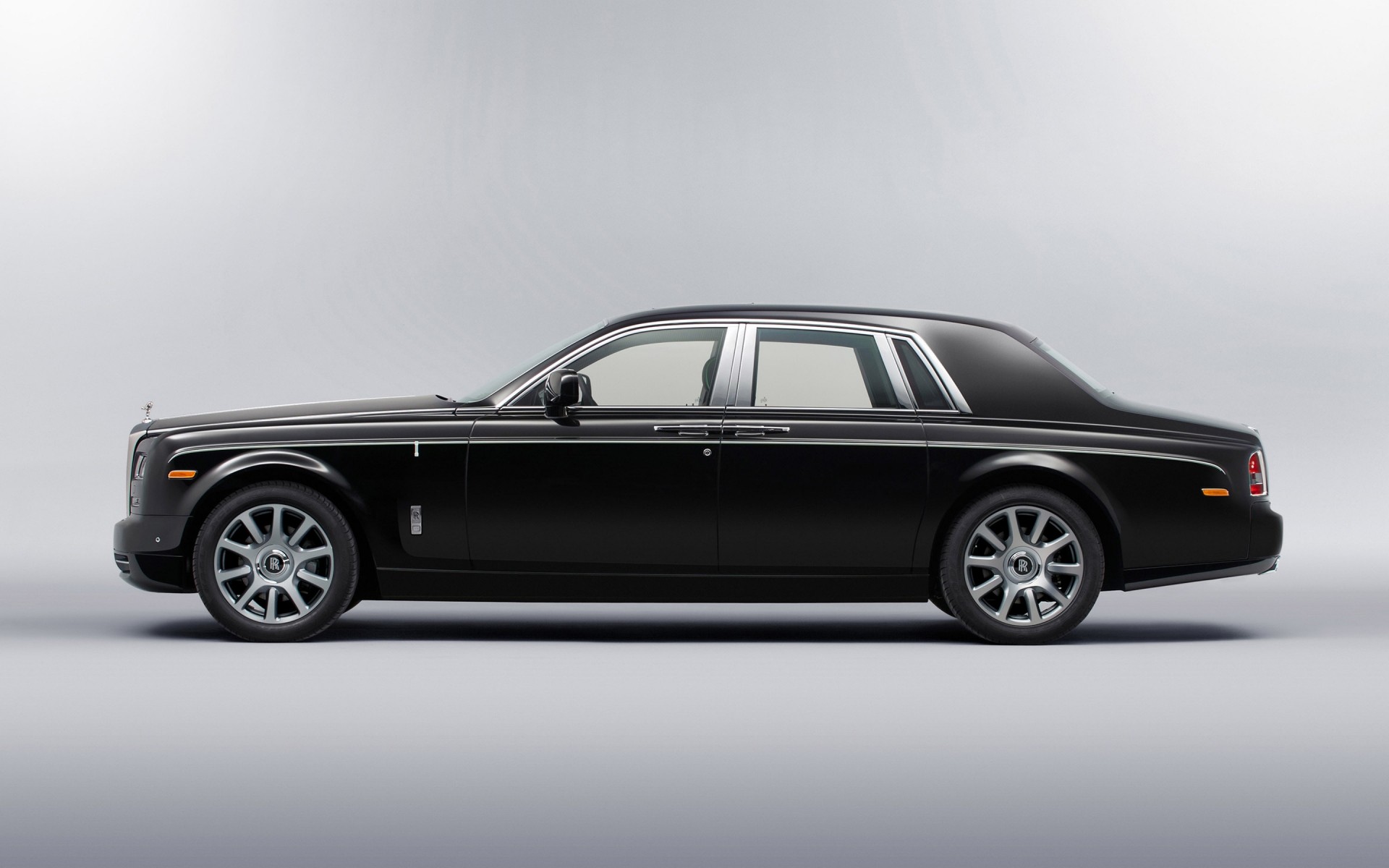 rolls royce auto auto automobil räder transportsystem coupé limousine schwarz scheibe motorhaube mittag asphalt